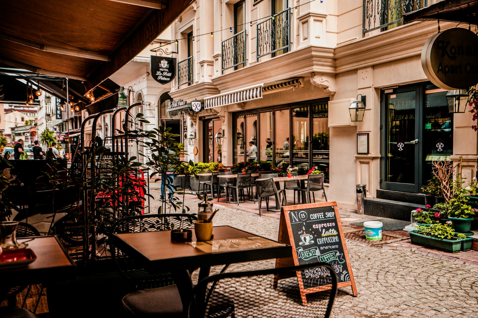 How to Choose a Hotel Location in a City You Don’t Know
